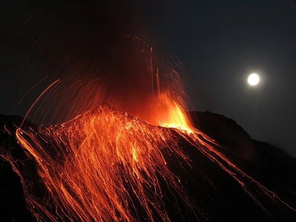 Erupción estrombolica volcán Stromboli —  Fotos de Stock