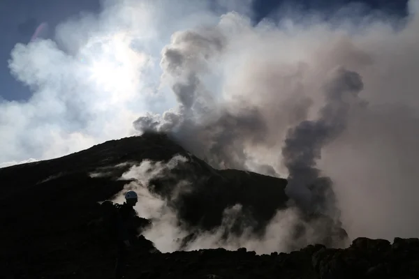 Vulcão em erupção Vulkanausbruch bei Nacht — Fotografia de Stock