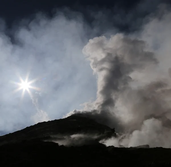 Utbrott vulkan vulkanausbruch bei nacht — Stockfoto