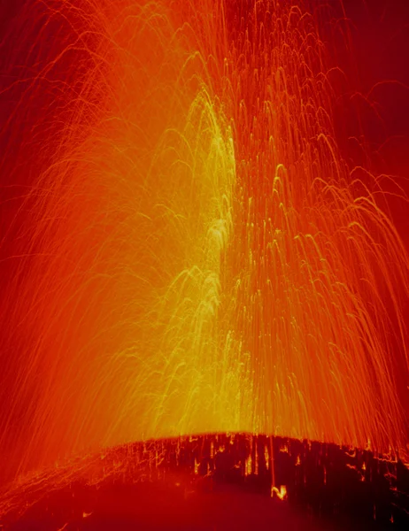 Vulcão em erupção Vulkanausbruch bei Nacht — Fotografia de Stock