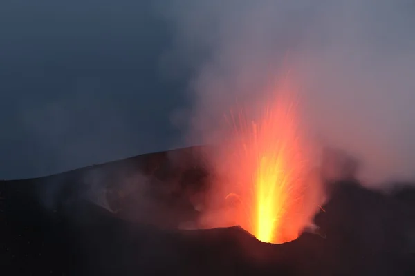 Patlayan volkan Vulkanausbruch bei Nacht