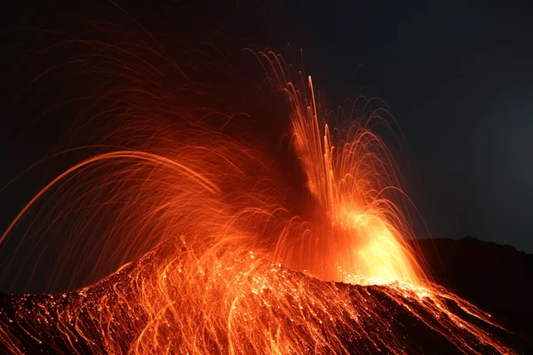 Éruption strombolienne volcan Stromboli en éruption — Photo