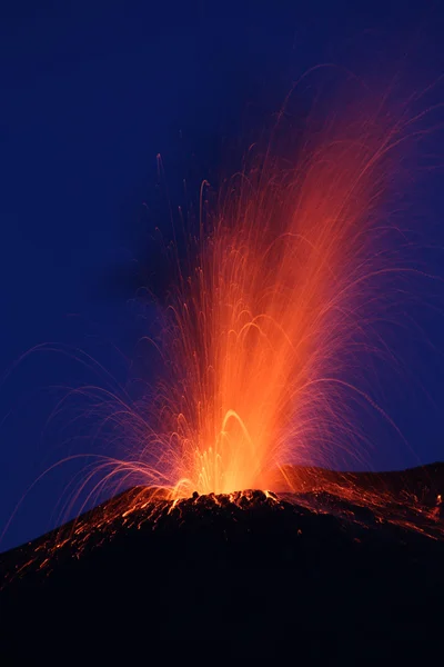 Strombolian 火山爆发的火山龙博爆发 — 图库照片