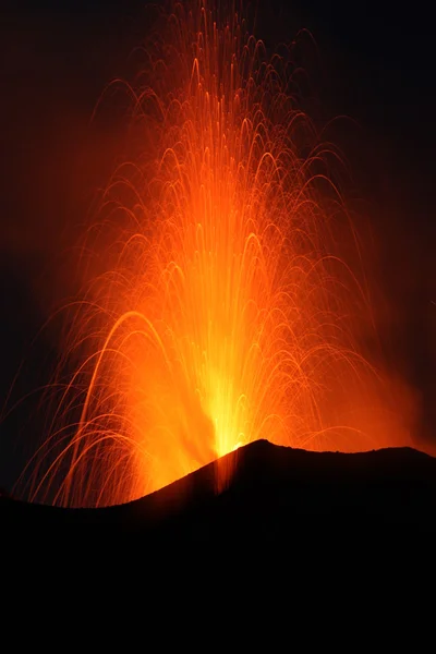 Vulcano eruttante Vulkanausbruch bei Nacht — Foto Stock