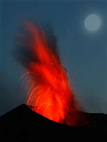 Извержение Стромболийского вулкана Стромболи — стоковое фото
