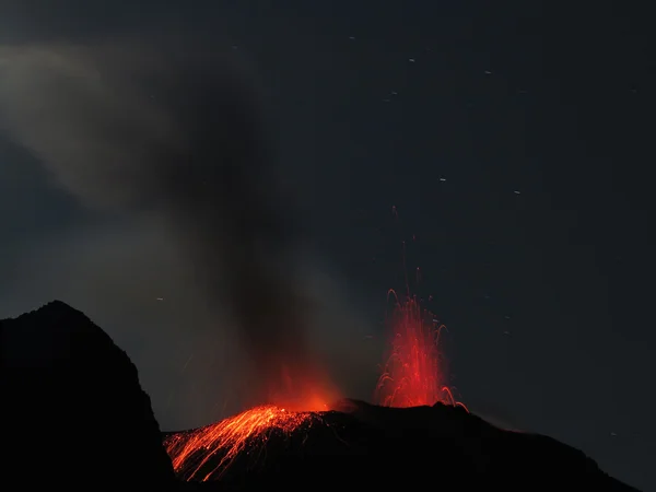 Erupting Volcano Vulkanausbruch bei Nacht — Stock Photo, Image