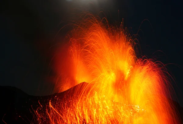 Vulkanausbruch große Eruption am Stromboli — Stok fotoğraf