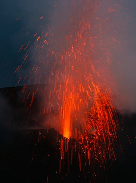 Vulcão em erupção Vulkanausbruch bei Nacht — Fotografia de Stock