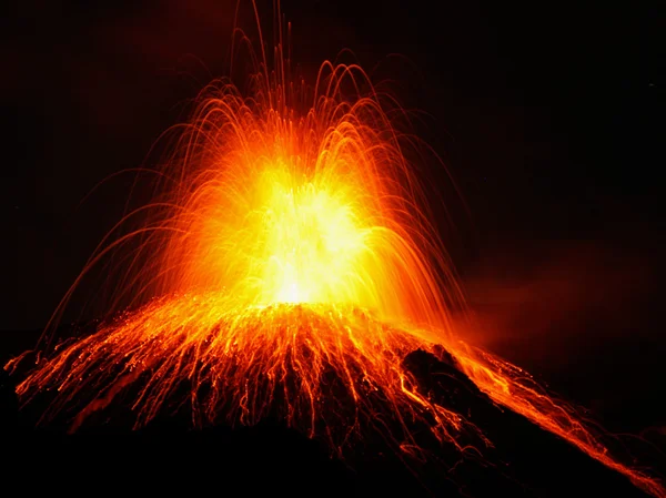 Kitörő vulkán vulkanausbruch bei nacht — Stock Fotó