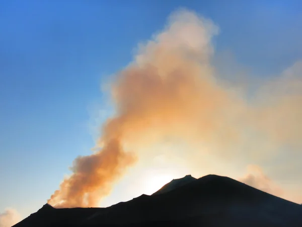 Vulcão em erupção Vulkanausbruch bei Nacht — Fotografia de Stock