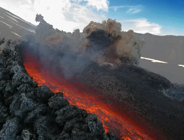 Vulcão ativo em erupção Etna na Sicília — Fotografia de Stock