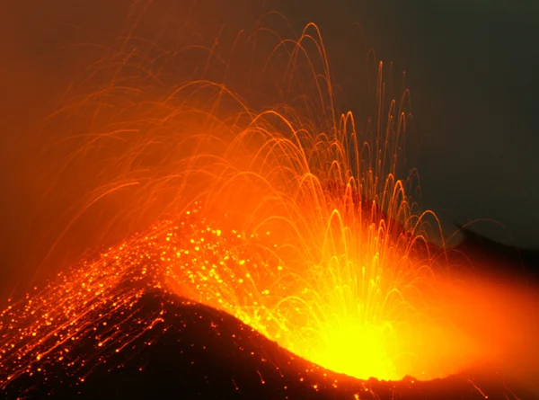 Vulcão ativo em erupção — Fotografia de Stock