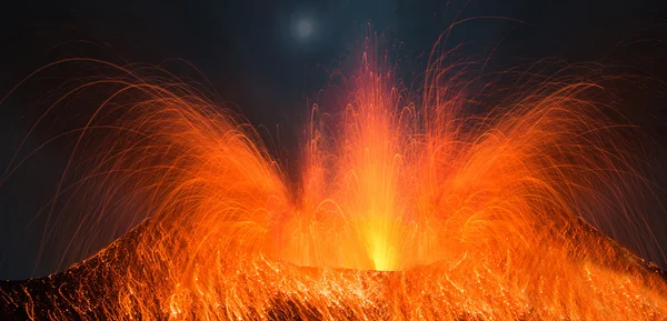Sopka etna v Itálii s velké erupce v noci Stock Obrázky