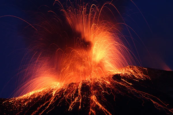 斯特龙博利火山喷发晚上火山 — 图库照片