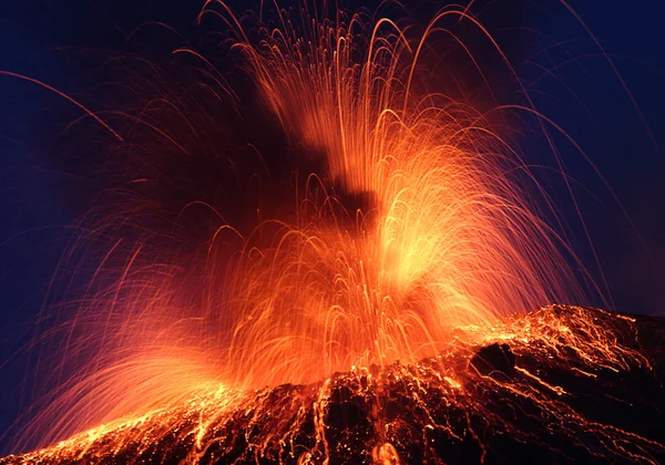 Volcán Stromboli erupción nocturna Imagen de archivo