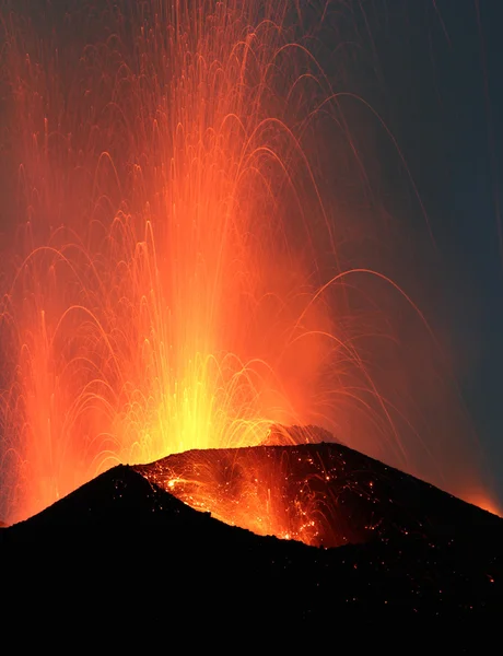 Volcán Stromboli erupción nocturna Fotos de stock