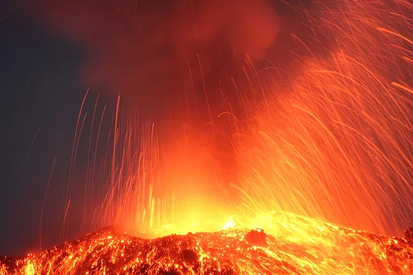 Silné noční erupce zavřít pohled na sopku Stock Snímky