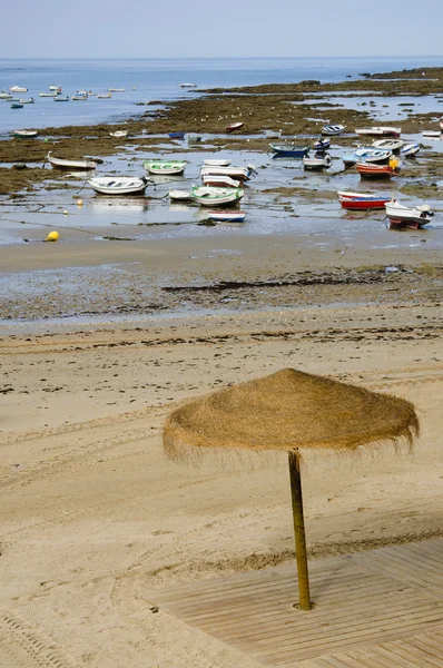 Spiaggia a Cadice con bassa marea — Foto Stock
