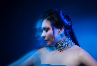 boncuk olan genç kadın