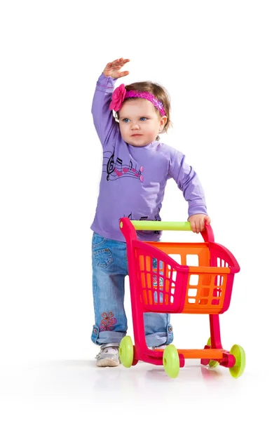 Niño con un carrito de compras de juguete — Foto de Stock