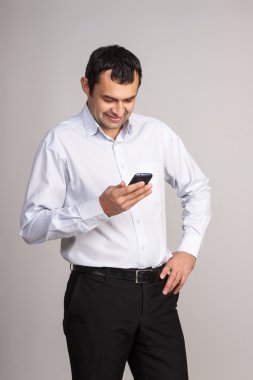 Cep telefonuna bakan adam.