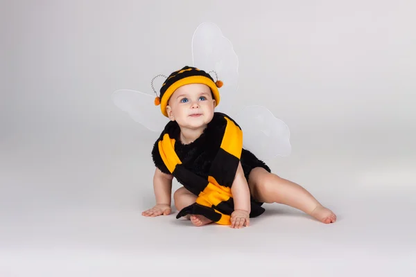 Bir arı kostümü giymiş güzel bebek — Stok fotoğraf