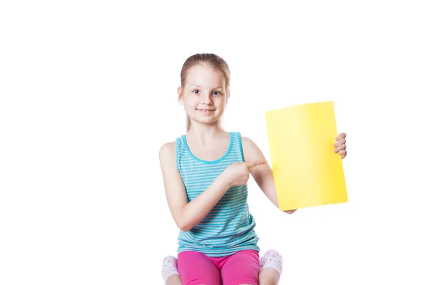 Dziewczyna trzyma arkusz papieru — Zdjęcie stockowe