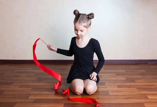 Dziewczynka gimnastyczka z czerwoną wstążką — Zdjęcie stockowe