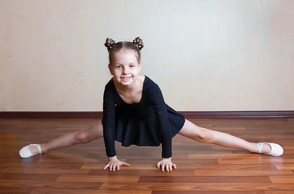 Feliz niña gimnasta — Foto de Stock