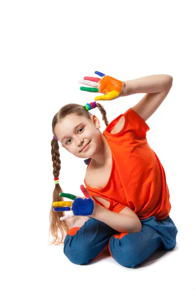 Retrato de uma menina bonita brincando com tintas — Fotografia de Stock