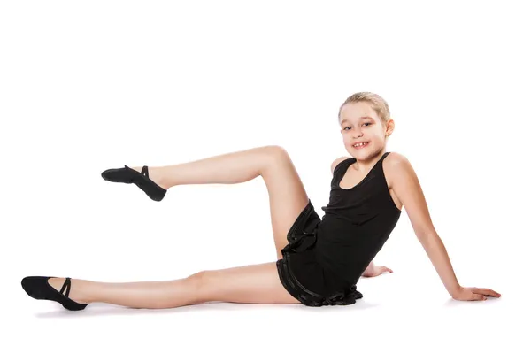 Chica joven haciendo gimnasia sobre fondo blanco — Foto de Stock