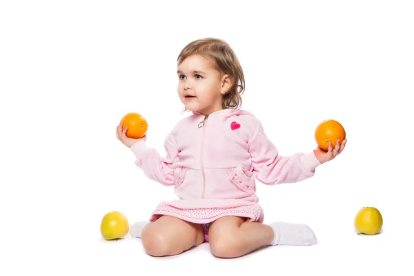 オレンジと小さな女の子 — ストック写真