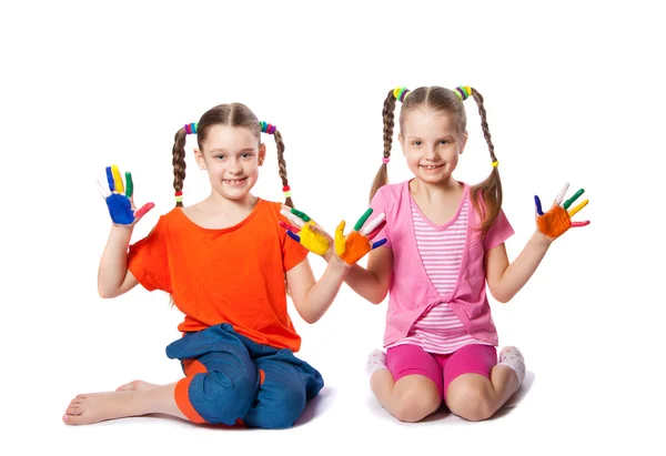 Retrato de um bonito meninas brincando com tintas — Fotografia de Stock