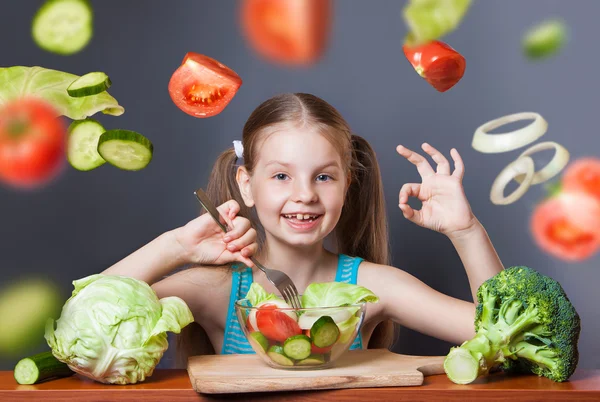 Beautiful girl with fresh vegetables — Stock Photo, Image