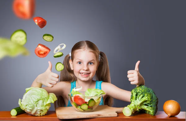 Beautiful girl with fresh vegetables — Stock Photo, Image