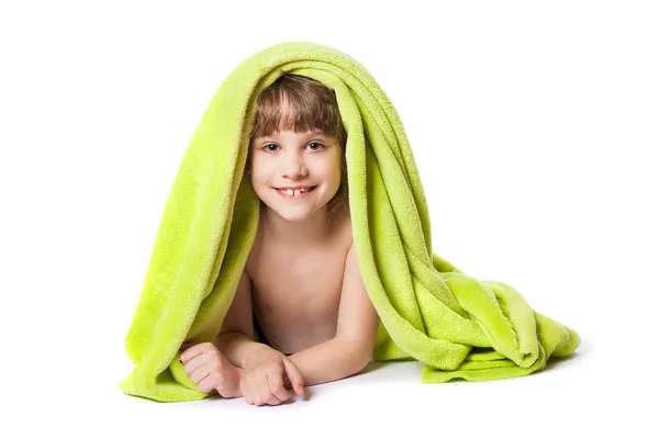 Menina em uma toalha verde — Fotografia de Stock