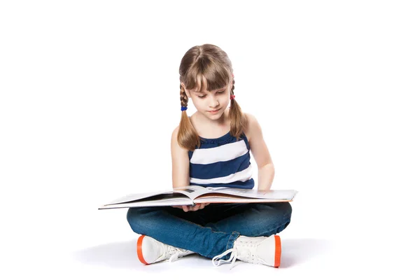 Mädchen liest ein Buch auf weißem Hintergrund — Stockfoto