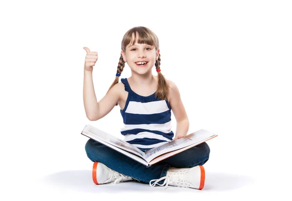 Flicka som läser en bok på vit bakgrund — Stockfoto