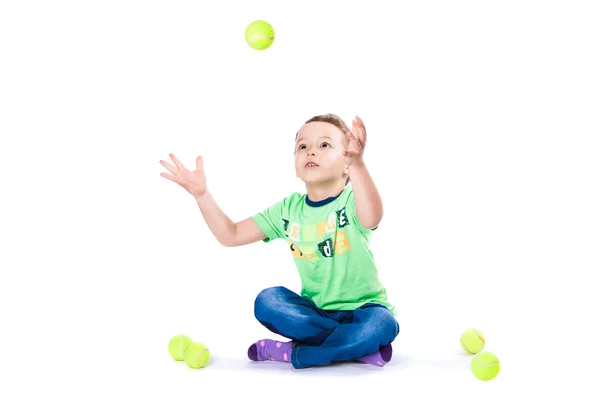 Pojke fångar bollen — Stockfoto