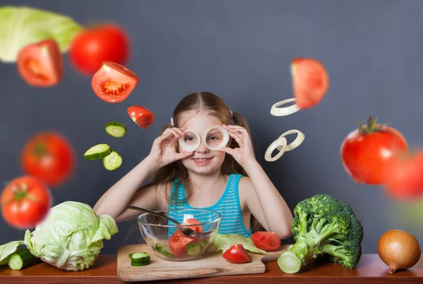 Beautiful girl with fresh vegetables — Stock Photo, Image