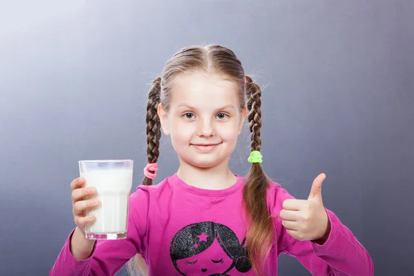 Bir bardak sütle bir kız — Stok fotoğraf
