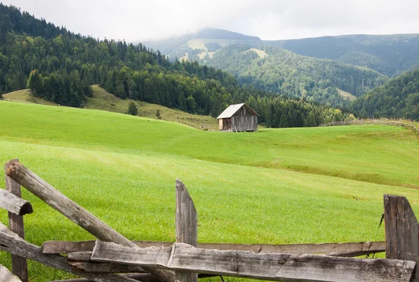 Bellissimo paesaggio montano e villaggio — Foto Stock