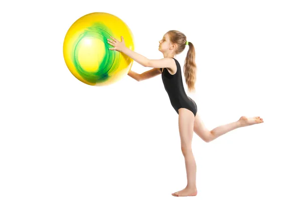 Kız jimnastikçi bir sarı top — Stok fotoğraf