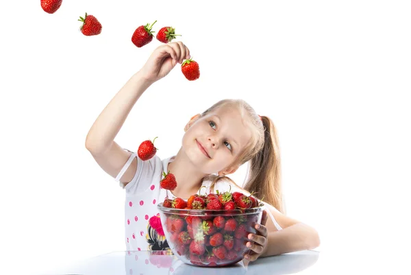 Šťastná dívka jíst jahody — Stock fotografie