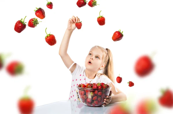 イチゴを食べて幸せな女の子 — ストック写真