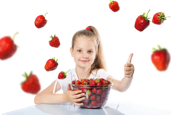 イチゴを食べて幸せな女の子 — ストック写真