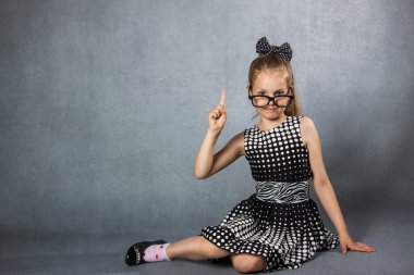 yükseltilmiş parmak 