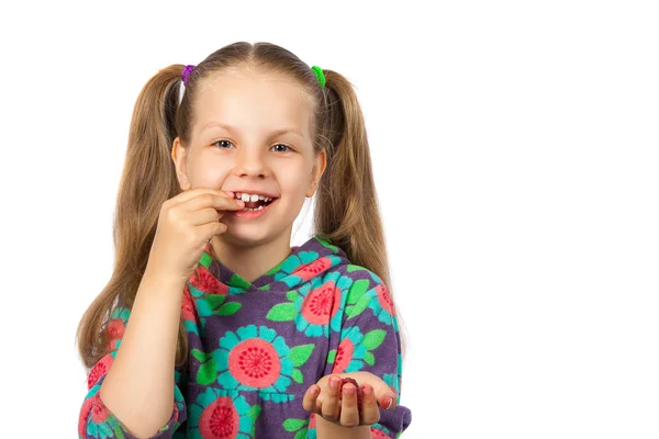 Girl eating raspberries — Stock Photo, Image
