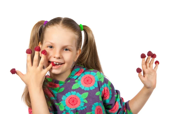 Dívka s malinami na prstech — Stock fotografie