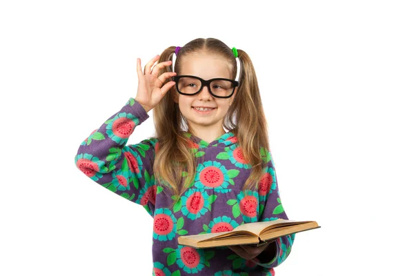 Menina com óculos lendo um livro — Fotografia de Stock